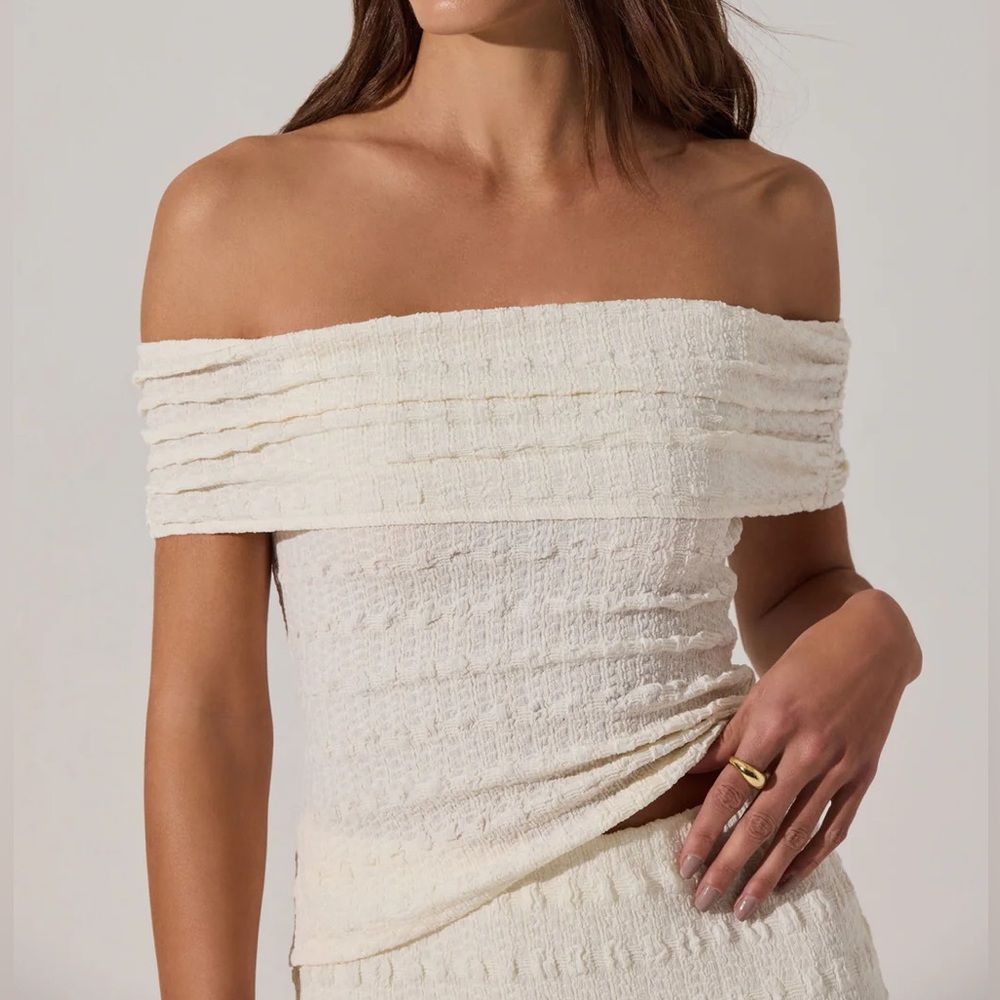 ASTR the label — Off Shoulder Textured Knit Top
